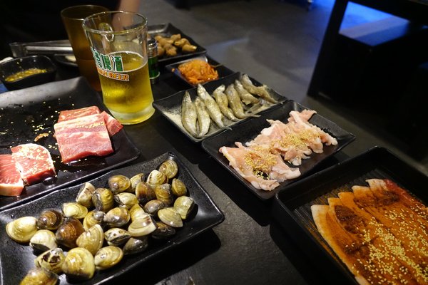 原村日式燒烤:(胖樺食記)新北中和連城路泰國蝦吃到飽「原村日式燒烤」/全球複合式運動休閒館/停車場/生啤無限暢飲/捷運永安市場站/明治冰淇淋