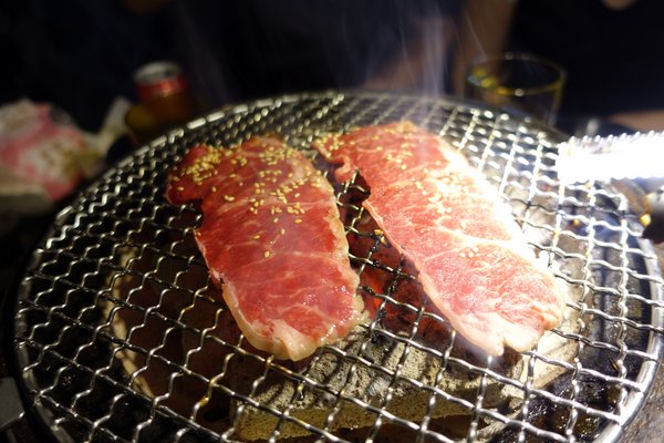 原村日式燒烤:(胖樺食記)新北中和連城路泰國蝦吃到飽「原村日式燒烤」/全球複合式運動休閒館/停車場/生啤無限暢飲/捷運永安市場站/明治冰淇淋