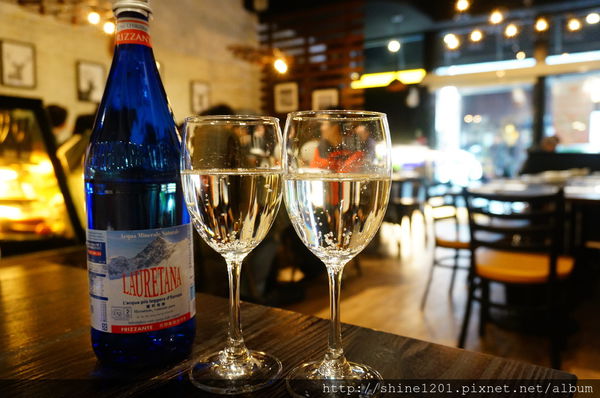 【義磚義瓦義式料理】中山站.中山店給你不一樣的放鬆小酒吧新風格