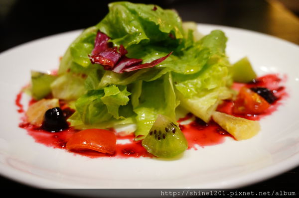 【義磚義瓦義式料理】中山站.中山店給你不一樣的放鬆小酒吧新風格