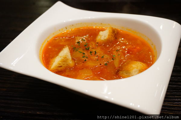 【義磚義瓦義式料理】中山站.中山店給你不一樣的放鬆小酒吧新風格