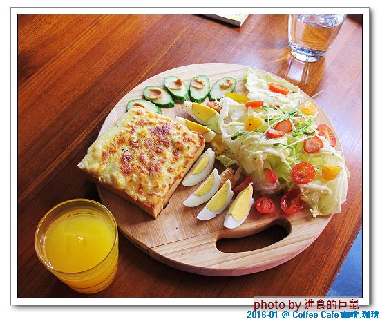 Coffee Cafe' 咖啡珈琲：(台南。中西區美食) Coffee Cafe' 咖啡珈琲 /  咖啡。甜點。正餐。陪你度過一個慵懶靜謐的個人時光!  / 抹茶厚鬆餅，舒芙蕾的綿密濕軟口感，絕不能錯過喔!