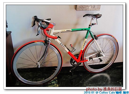 Coffee Cafe' 咖啡珈琲：(台南。中西區美食) Coffee Cafe' 咖啡珈琲 /  咖啡。甜點。正餐。陪你度過一個慵懶靜謐的個人時光!  / 抹茶厚鬆餅，舒芙蕾的綿密濕軟口感，絕不能錯過喔!