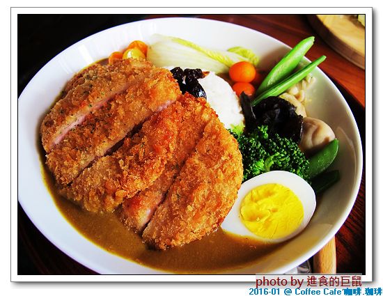 Coffee Cafe' 咖啡珈琲：(台南。中西區美食) Coffee Cafe' 咖啡珈琲 /  咖啡。甜點。正餐。陪你度過一個慵懶靜謐的個人時光!  / 抹茶厚鬆餅，舒芙蕾的綿密濕軟口感，絕不能錯過喔!