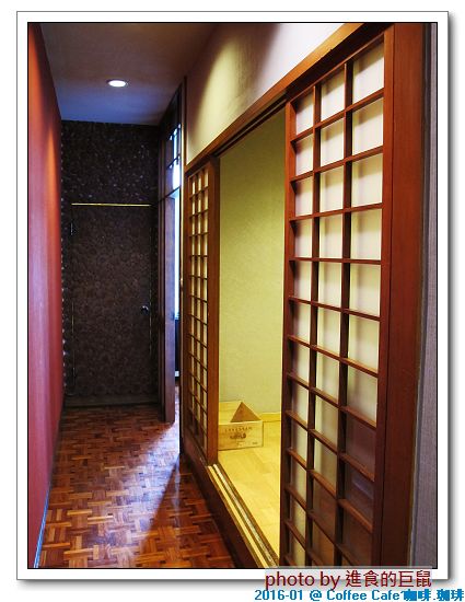 Coffee Cafe' 咖啡珈琲：(台南。中西區美食) Coffee Cafe' 咖啡珈琲 /  咖啡。甜點。正餐。陪你度過一個慵懶靜謐的個人時光!  / 抹茶厚鬆餅，舒芙蕾的綿密濕軟口感，絕不能錯過喔!