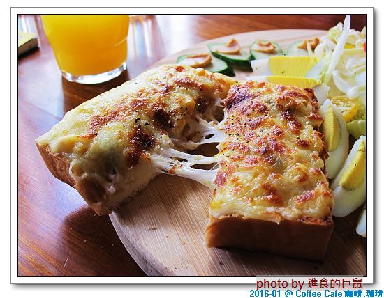 Coffee Cafe' 咖啡珈琲：(台南。中西區美食) Coffee Cafe' 咖啡珈琲 /  咖啡。甜點。正餐。陪你度過一個慵懶靜謐的個人時光!  / 抹茶厚鬆餅，舒芙蕾的綿密濕軟口感，絕不能錯過喔!