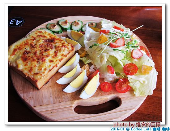 Coffee Cafe' 咖啡珈琲：(台南。中西區美食) Coffee Cafe' 咖啡珈琲 /  咖啡。甜點。正餐。陪你度過一個慵懶靜謐的個人時光!  / 抹茶厚鬆餅，舒芙蕾的綿密濕軟口感，絕不能錯過喔!