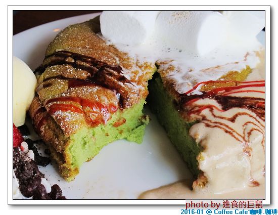 Coffee Cafe' 咖啡珈琲：(台南。中西區美食) Coffee Cafe' 咖啡珈琲 /  咖啡。甜點。正餐。陪你度過一個慵懶靜謐的個人時光!  / 抹茶厚鬆餅，舒芙蕾的綿密濕軟口感，絕不能錯過喔!