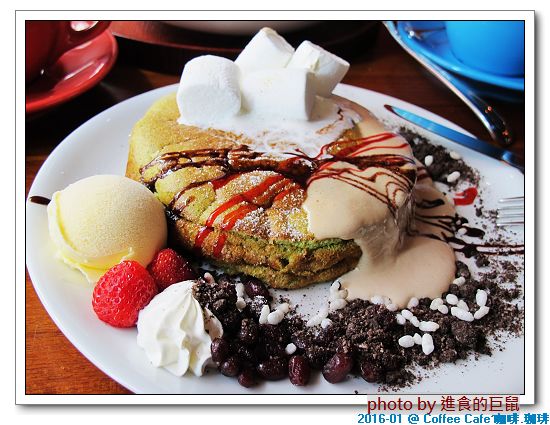 Coffee Cafe' 咖啡珈琲：(台南。中西區美食) Coffee Cafe' 咖啡珈琲 /  咖啡。甜點。正餐。陪你度過一個慵懶靜謐的個人時光!  / 抹茶厚鬆餅，舒芙蕾的綿密濕軟口感，絕不能錯過喔!