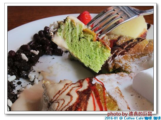 Coffee Cafe' 咖啡珈琲：(台南。中西區美食) Coffee Cafe' 咖啡珈琲 /  咖啡。甜點。正餐。陪你度過一個慵懶靜謐的個人時光!  / 抹茶厚鬆餅，舒芙蕾的綿密濕軟口感，絕不能錯過喔!