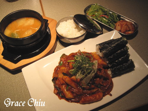 辣炒年糕佐飯捲~炒碼麵~張君布帳馬車(展圓)~台北韓式料理%2F台北韓國料理%2F站前韓式%2F站前美食%2F포장마차%2F台北車站商業午餐