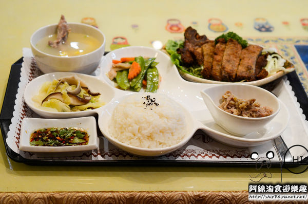 【桃園簡餐】巷弄食堂(原窩在轉角)-鮮乳酪火鍋配料豐富，湯底濃醇夠味．桃園市區/簡餐/火鍋/烏龍麵