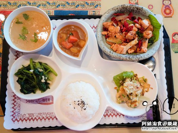 【桃園簡餐】巷弄食堂(原窩在轉角)-鮮乳酪火鍋配料豐富，湯底濃醇夠味．桃園市區/簡餐/火鍋/烏龍麵