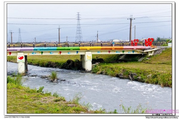 愛之橋(柑仔坑橋)：2016宜蘭景點-三星鄉柑仔坑橋/七彩炫光/拍婚紗的好景點♥♥