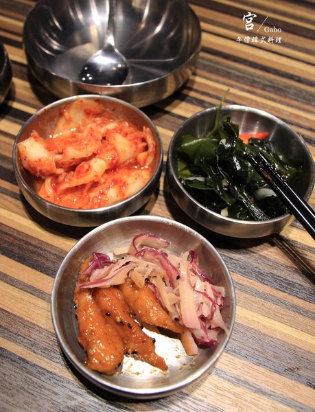 宮 韓式料理 台南店:【台南||東區】宮 韓式料理(台南店)─東區平價新韓味兒!華麗風裝潢+附免費小菜吃到飽!