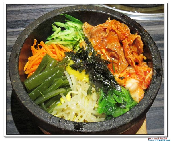 宮 韓式料理 台南店：（台南。東區美食）『宮 韓式料理（台南店）』。來自嘉義的美味韓國料理。席捲而來的韓風～超火紅排隊店＿平價美味大份量，堪稱台南No.1 的正統韓式料理。今年必吃韓國美食！