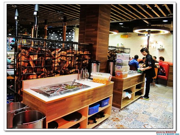 宮 韓式料理 台南店：（台南。東區美食）『宮 韓式料理（台南店）』。來自嘉義的美味韓國料理。席捲而來的韓風～超火紅排隊店＿平價美味大份量，堪稱台南No.1 的正統韓式料理。今年必吃韓國美食！