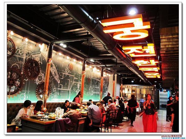 宮 韓式料理 台南店：（台南。東區美食）『宮 韓式料理（台南店）』。來自嘉義的美味韓國料理。席捲而來的韓風～超火紅排隊店＿平價美味大份量，堪稱台南No.1 的正統韓式料理。今年必吃韓國美食！