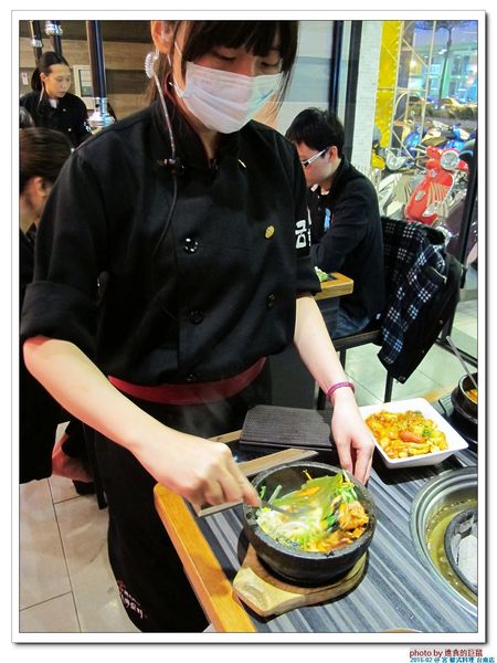 宮 韓式料理 台南店：（台南。東區美食）『宮 韓式料理（台南店）』。來自嘉義的美味韓國料理。席捲而來的韓風～超火紅排隊店＿平價美味大份量，堪稱台南No.1 的正統韓式料理。今年必吃韓國美食！