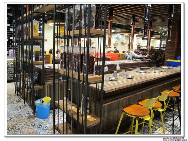 宮 韓式料理 台南店：（台南。東區美食）『宮 韓式料理（台南店）』。來自嘉義的美味韓國料理。席捲而來的韓風～超火紅排隊店＿平價美味大份量，堪稱台南No.1 的正統韓式料理。今年必吃韓國美食！