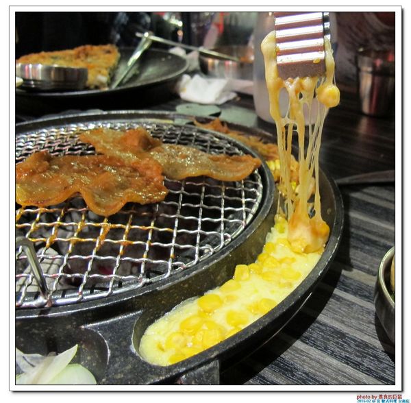 宮 韓式料理 台南店：（台南。東區美食）『宮 韓式料理（台南店）』。來自嘉義的美味韓國料理。席捲而來的韓風～超火紅排隊店＿平價美味大份量，堪稱台南No.1 的正統韓式料理。今年必吃韓國美食！