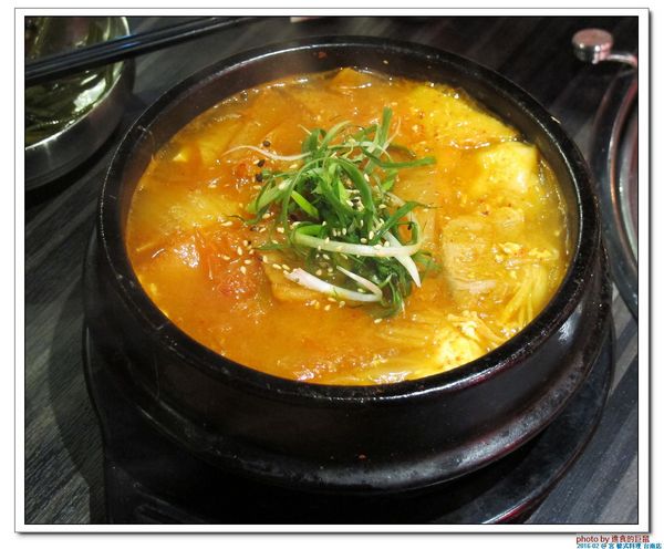 宮 韓式料理 台南店：（台南。東區美食）『宮 韓式料理（台南店）』。來自嘉義的美味韓國料理。席捲而來的韓風～超火紅排隊店＿平價美味大份量，堪稱台南No.1 的正統韓式料理。今年必吃韓國美食！