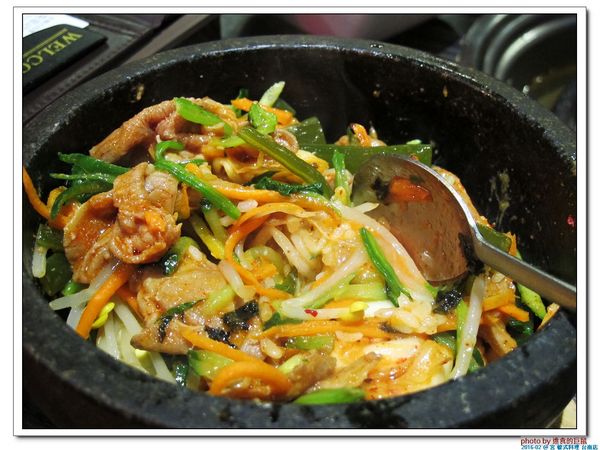 宮 韓式料理 台南店：（台南。東區美食）『宮 韓式料理（台南店）』。來自嘉義的美味韓國料理。席捲而來的韓風～超火紅排隊店＿平價美味大份量，堪稱台南No.1 的正統韓式料理。今年必吃韓國美食！