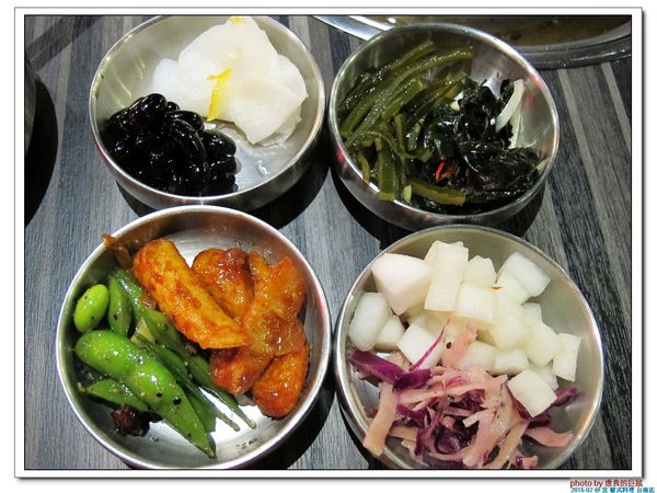 宮 韓式料理 台南店：（台南。東區美食）『宮 韓式料理（台南店）』。來自嘉義的美味韓國料理。席捲而來的韓風～超火紅排隊店＿平價美味大份量，堪稱台南No.1 的正統韓式料理。今年必吃韓國美食！