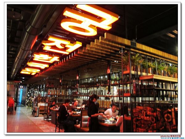 宮 韓式料理 台南店：（台南。東區美食）『宮 韓式料理（台南店）』。來自嘉義的美味韓國料理。席捲而來的韓風～超火紅排隊店＿平價美味大份量，堪稱台南No.1 的正統韓式料理。今年必吃韓國美食！