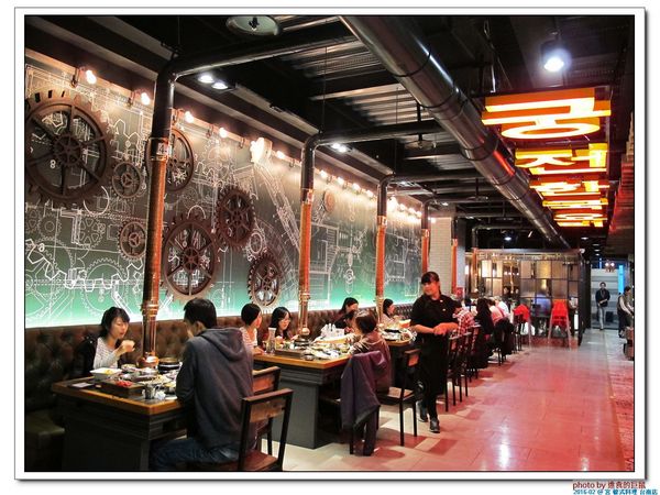 宮 韓式料理 台南店：（台南。東區美食）『宮 韓式料理（台南店）』。來自嘉義的美味韓國料理。席捲而來的韓風～超火紅排隊店＿平價美味大份量，堪稱台南No.1 的正統韓式料理。今年必吃韓國美食！