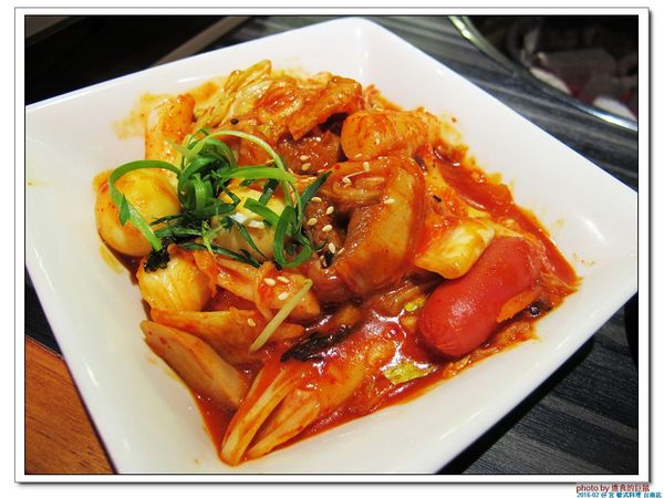 宮 韓式料理 台南店：（台南。東區美食）『宮 韓式料理（台南店）』。來自嘉義的美味韓國料理。席捲而來的韓風～超火紅排隊店＿平價美味大份量，堪稱台南No.1 的正統韓式料理。今年必吃韓國美食！