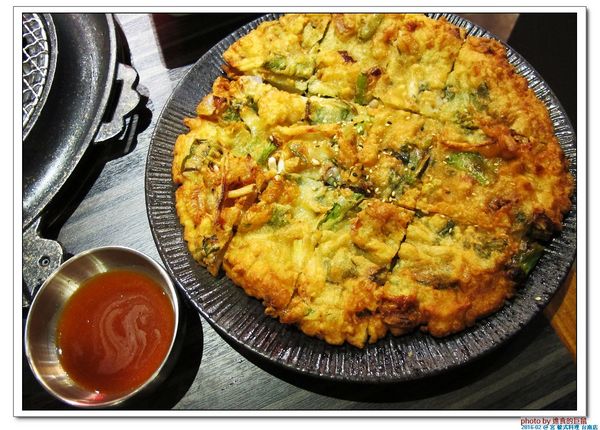 宮 韓式料理 台南店：（台南。東區美食）『宮 韓式料理（台南店）』。來自嘉義的美味韓國料理。席捲而來的韓風～超火紅排隊店＿平價美味大份量，堪稱台南No.1 的正統韓式料理。今年必吃韓國美食！