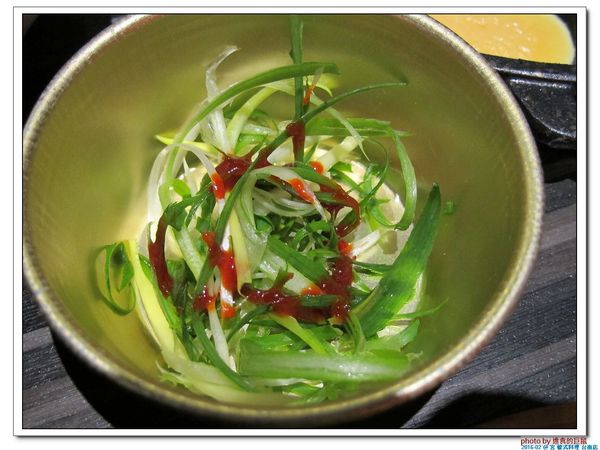 宮 韓式料理 台南店：（台南。東區美食）『宮 韓式料理（台南店）』。來自嘉義的美味韓國料理。席捲而來的韓風～超火紅排隊店＿平價美味大份量，堪稱台南No.1 的正統韓式料理。今年必吃韓國美食！