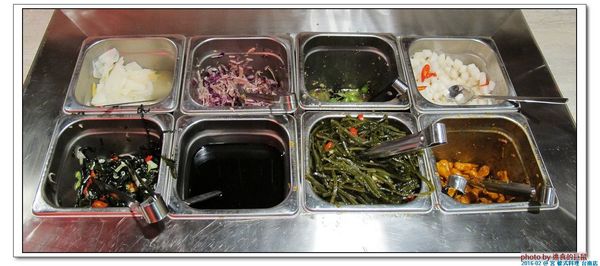 宮 韓式料理 台南店：（台南。東區美食）『宮 韓式料理（台南店）』。來自嘉義的美味韓國料理。席捲而來的韓風～超火紅排隊店＿平價美味大份量，堪稱台南No.1 的正統韓式料理。今年必吃韓國美食！