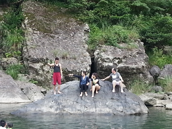 新北市烏來-泰雅巴萊部落村:【台北旅遊】2015年5月,新北烏來部落烤肉玩水趣