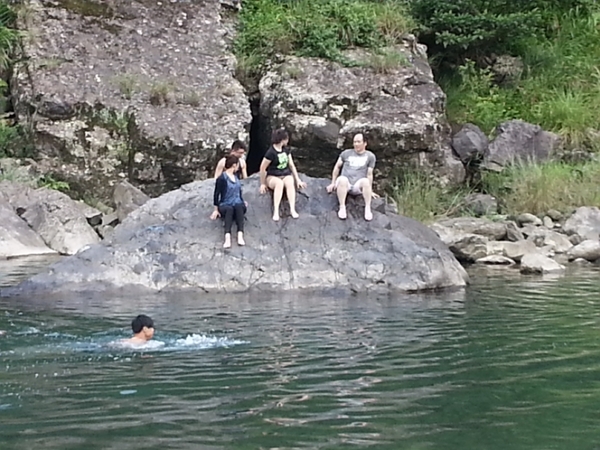 新北市烏來-泰雅巴萊部落村:【台北旅遊】2015年5月,新北烏來部落烤肉玩水趣