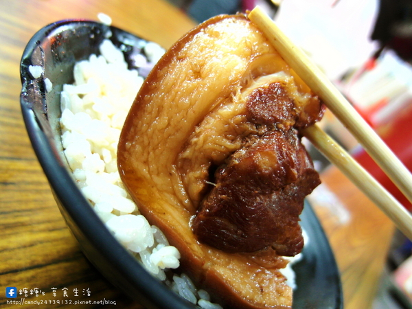 銘爌肉飯:〖台中│美食〗銘爌肉飯 ❤ 運將大哥最愛的深夜美食!!小菜部份偏鹹了點~跟爌肉飯相比,糖糖個人比較大推豬腳飯!!