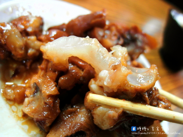 銘爌肉飯:〖台中│美食〗銘爌肉飯 ❤ 運將大哥最愛的深夜美食!!小菜部份偏鹹了點~跟爌肉飯相比,糖糖個人比較大推豬腳飯!!