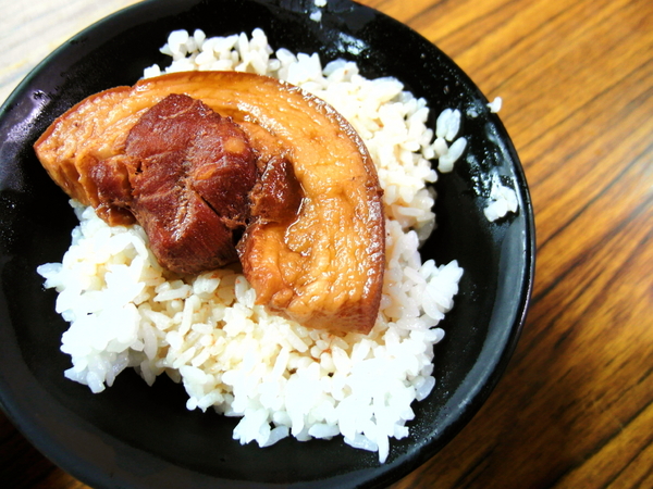 銘爌肉飯:〖台中│美食〗銘爌肉飯 ❤ 運將大哥最愛的深夜美食!!小菜部份偏鹹了點~跟爌肉飯相比,糖糖個人比較大推豬腳飯!!