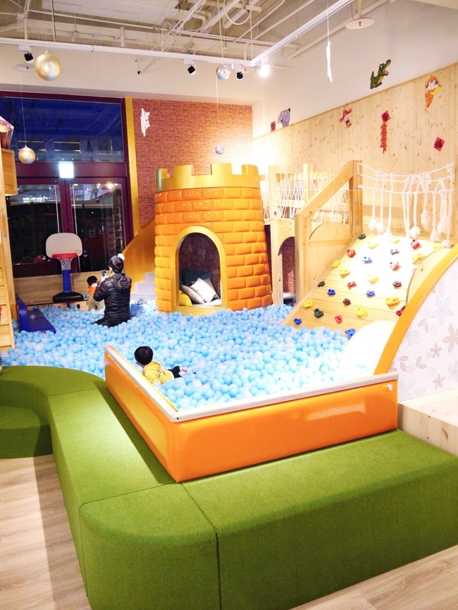 【台北。內湖】高水準BossMama親子餐廳。旋轉木馬、樹屋、球池、閱讀區【台北。內湖】高水準BossMama親子餐廳。旋轉木馬、樹屋、球池、閱讀區
