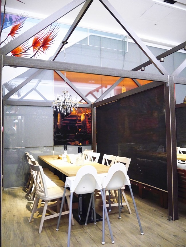 【台北。內湖】高水準BossMama親子餐廳。旋轉木馬、樹屋、球池、閱讀區