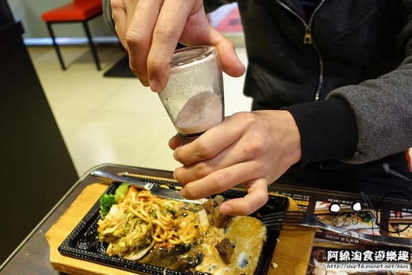 【台北牛排】【北捷中山國中站】將軍碳烤牛排館-牛排吃原肉最好,招牌滷牛筋又濃又香.牛排/甜點/寵物友善/沙拉吧/呂依蓉/捷運中山國中站