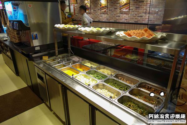 【台北牛排】【北捷中山國中站】將軍碳烤牛排館-牛排吃原肉最好,招牌滷牛筋又濃又香.牛排/甜點/寵物友善/沙拉吧/呂依蓉/捷運中山國中站