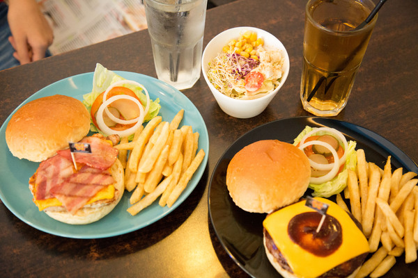 Angry Burger  美式餐廳：[台南]美式漢堡大口咬 夜貓族也吃的到的漢堡 Angry Burger 美式餐廳