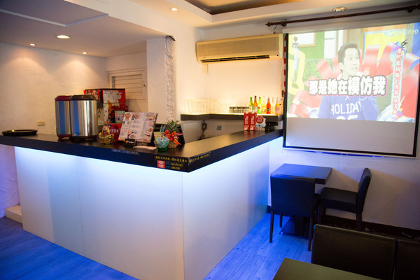 Angry Burger  美式餐廳：[台南]美式漢堡大口咬 夜貓族也吃的到的漢堡 Angry Burger 美式餐廳