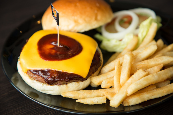 Angry Burger  美式餐廳：[台南]美式漢堡大口咬 夜貓族也吃的到的漢堡 Angry Burger 美式餐廳