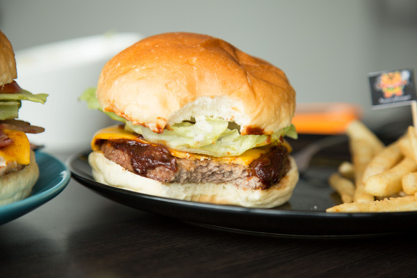 Angry Burger  美式餐廳：[台南]美式漢堡大口咬 夜貓族也吃的到的漢堡 Angry Burger 美式餐廳