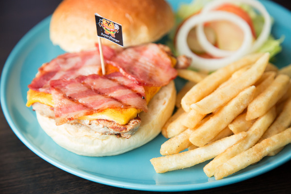 Angry Burger  美式餐廳：[台南]美式漢堡大口咬 夜貓族也吃的到的漢堡 Angry Burger 美式餐廳