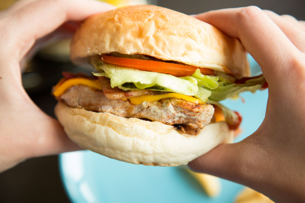 Angry Burger  美式餐廳：[台南]美式漢堡大口咬 夜貓族也吃的到的漢堡 Angry Burger 美式餐廳