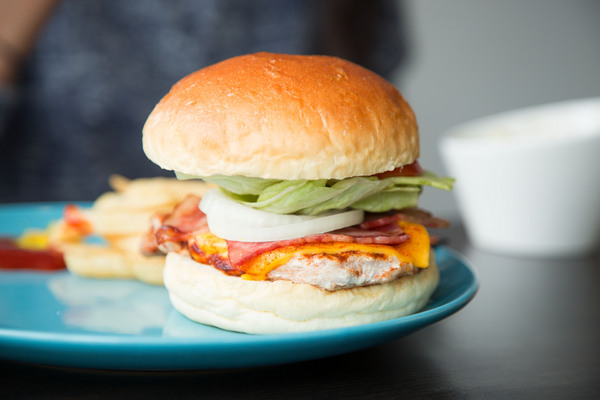 Angry Burger  美式餐廳：[台南]美式漢堡大口咬 夜貓族也吃的到的漢堡 Angry Burger 美式餐廳